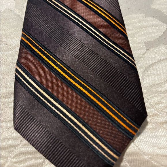 Beautiful Andrew Fezza 100% silk tie. Never worn. - Picture 3 of 4